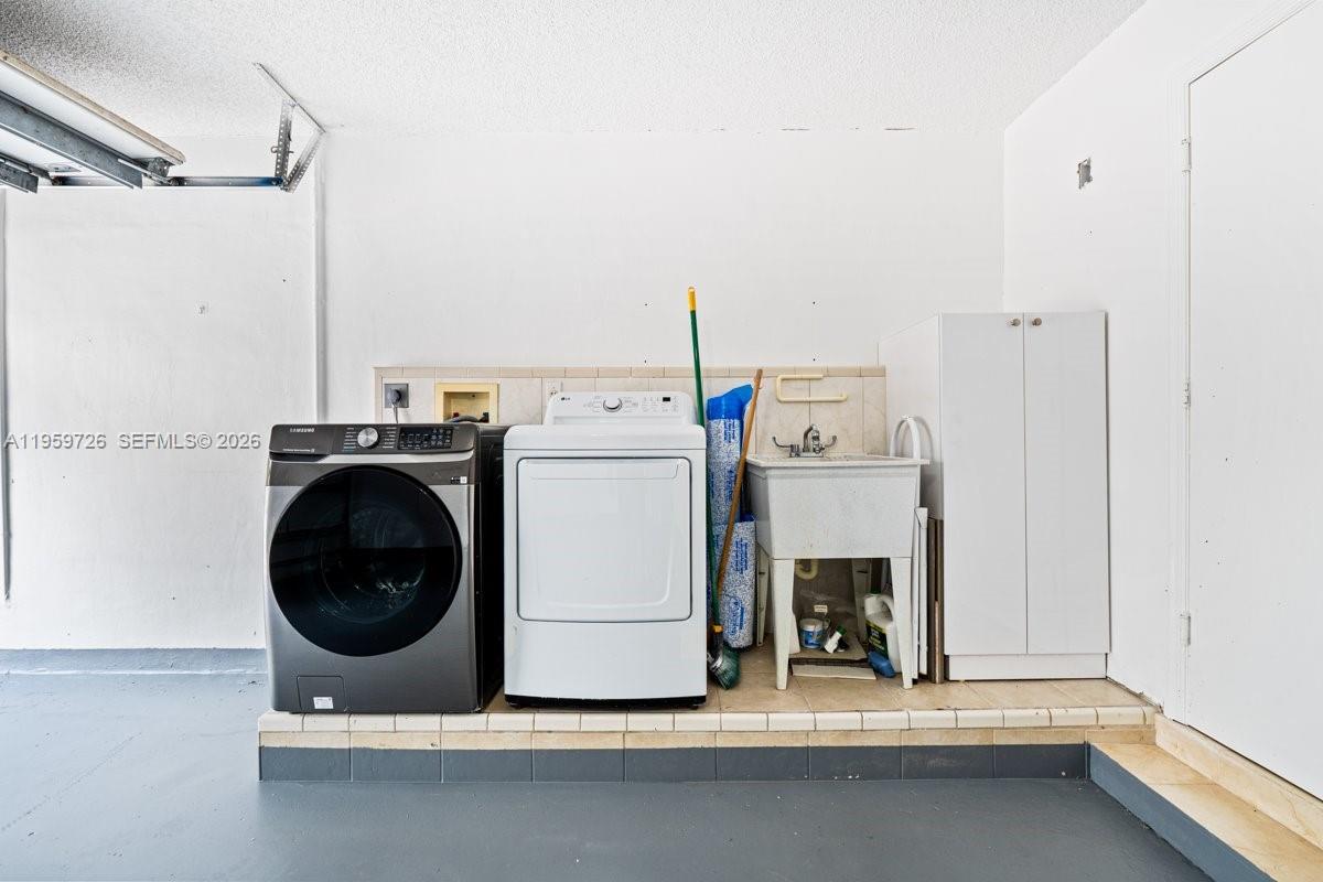 4978 Southwest 35th Terrace Hollywood, FL 33312 - Photo 13 of 24 a utility room with dryer and washer