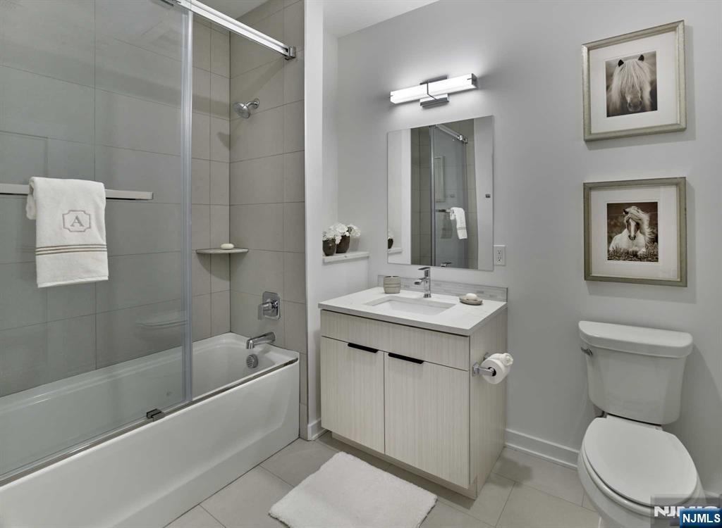8 Tice Road, Unit 205 Franklin Lakes, NJ 07417 - Photo 14 of 29 a bathroom with a toilet sink and bathtub