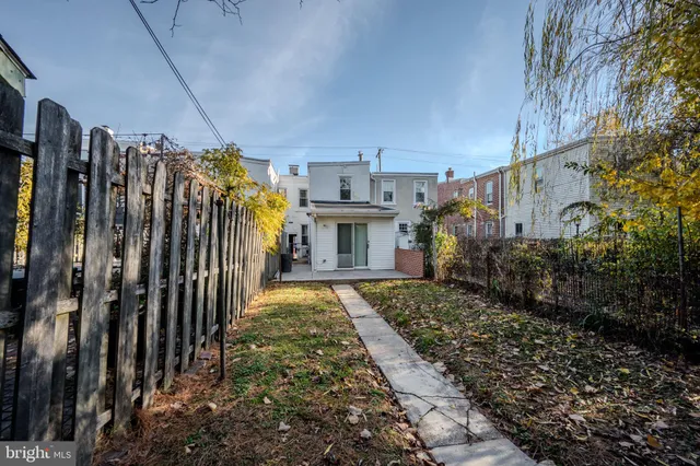a view of a car garage of the house