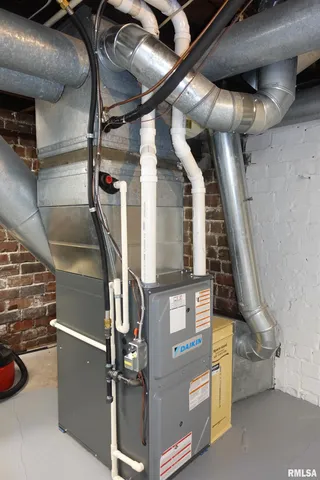 $149,900 | 404 Jefferson Street, Galesburg, IL 61401