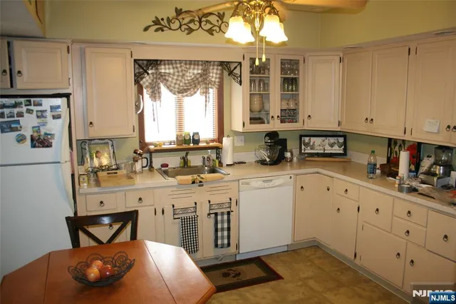 $2,600 | 36 Glenwild Avenue, Unit 1, Bloomingdale, NJ 07403