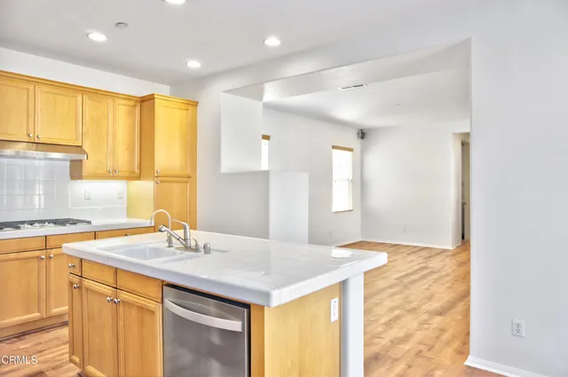 $4,200 | 428 Lakeview Court, Oxnard, CA 93036