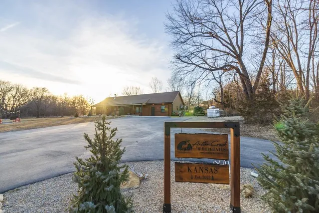 $570,000 | 25733 Dempsey Road, McLouth, KS 66054