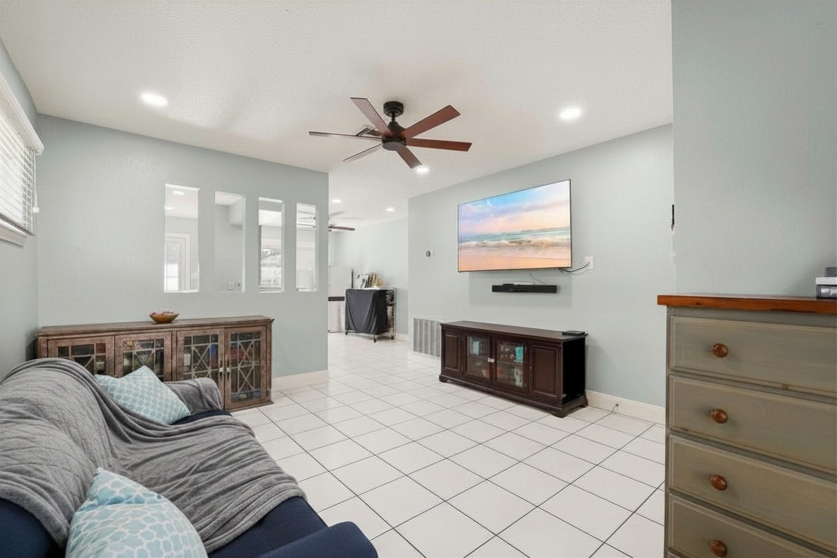 9458 Neuens Road, Unit 9458 Houston, TX 77080 - Photo 2 of 22 Living Room