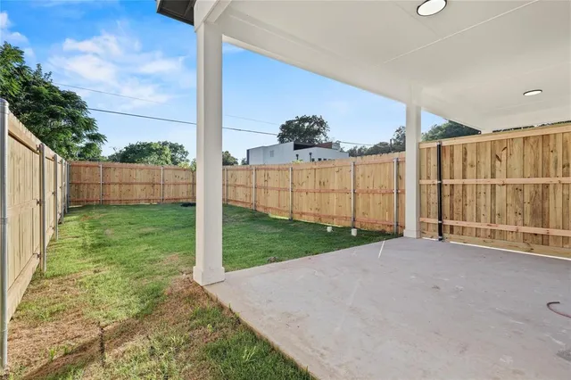 a view of a backyard