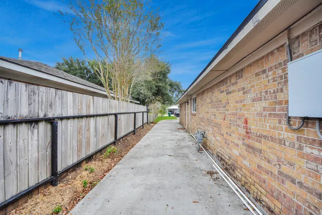 a view of a pathway with a house