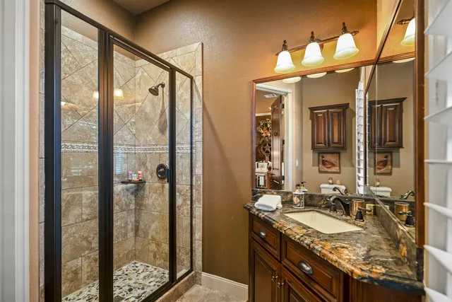 a view of entryway with a garden