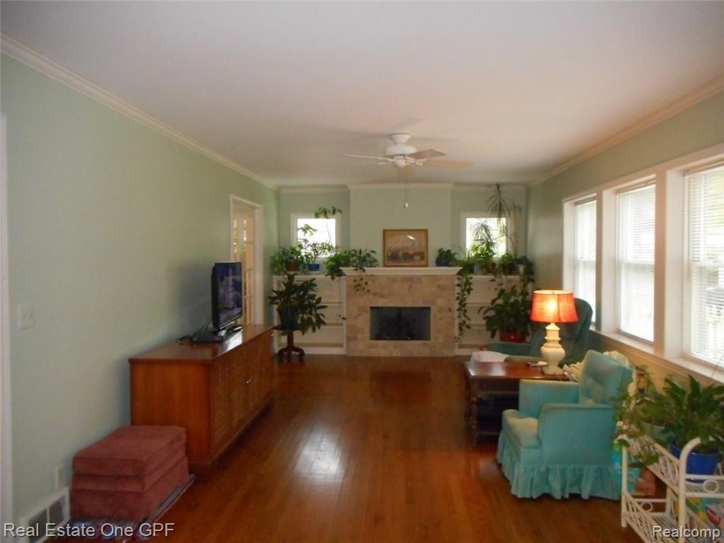 1099 Hawthorne Road Grosse Pointe Woods, MI 48236 - Photo 6 of 16