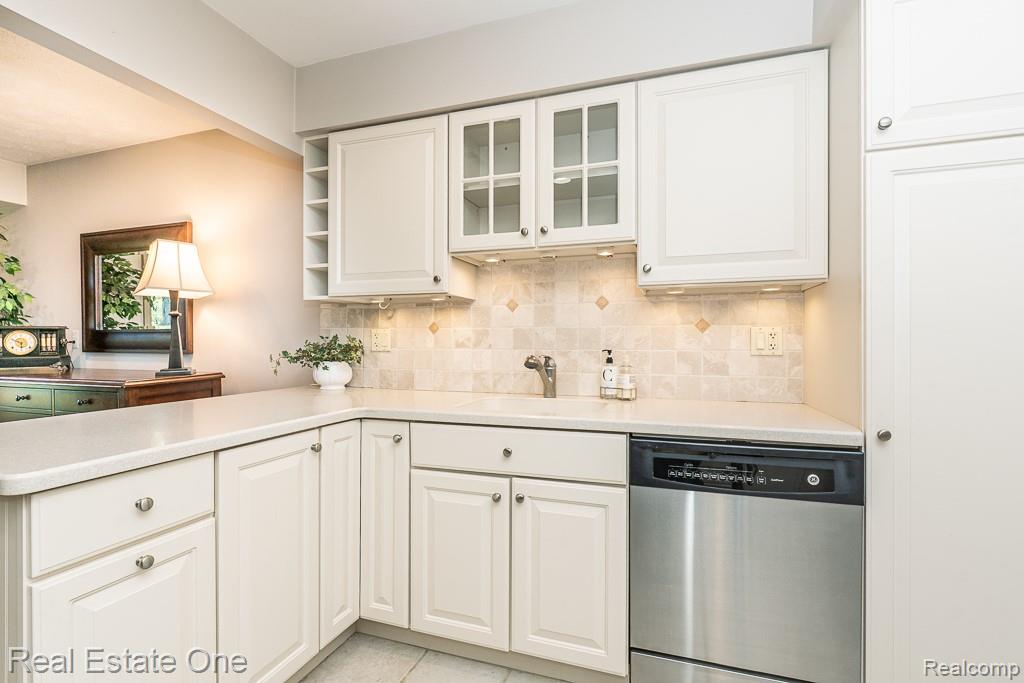 1697 Riverside Drive, Unit 15 Rochester Hills, MI 48309 - Photo 8 of 32 Gallery Image 8