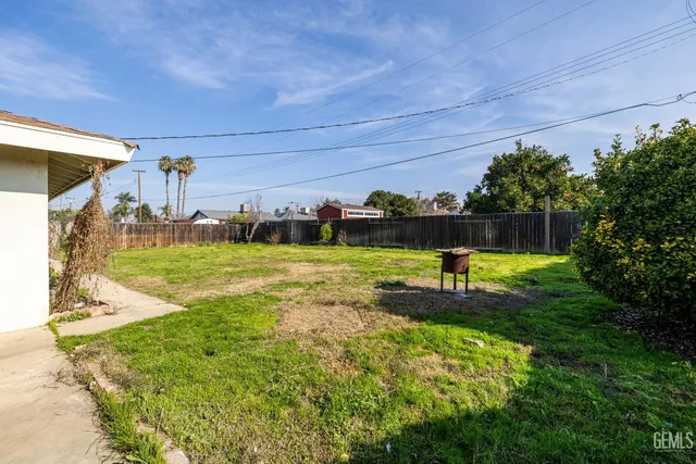 a view of a back yard