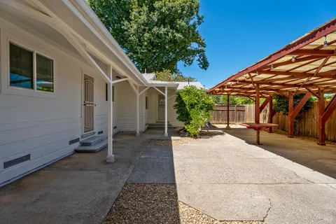 $779,000 | 300 Bradford Lane, Hopland, CA 95449