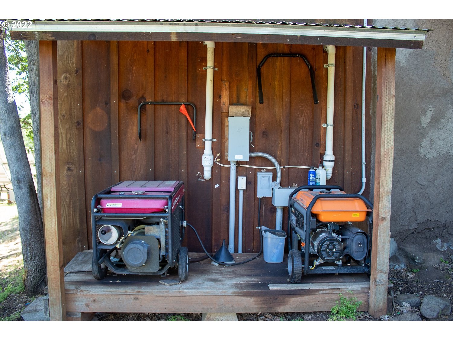 10000 Copco Road Ashland, OR 97520 - Photo 12 of 32 a view of sitting area in kitchen and an entryway