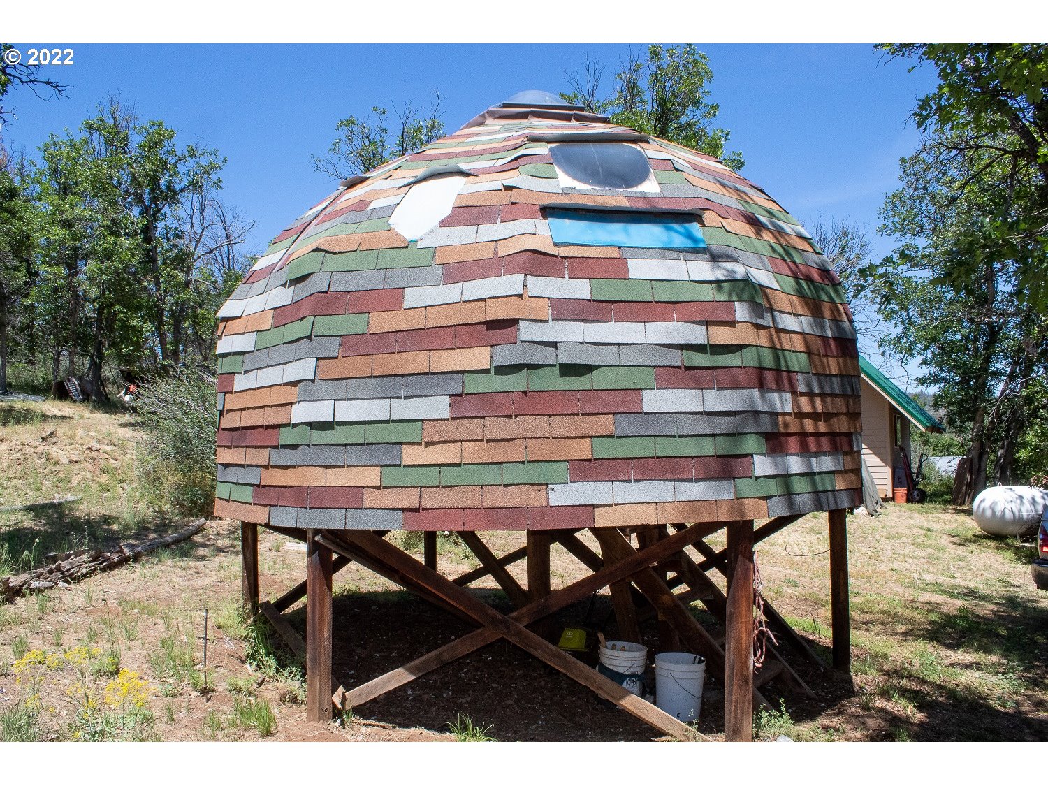 10000 Copco Road Ashland, OR 97520 - Photo 25 of 32 a front view of a house with table and chairs
