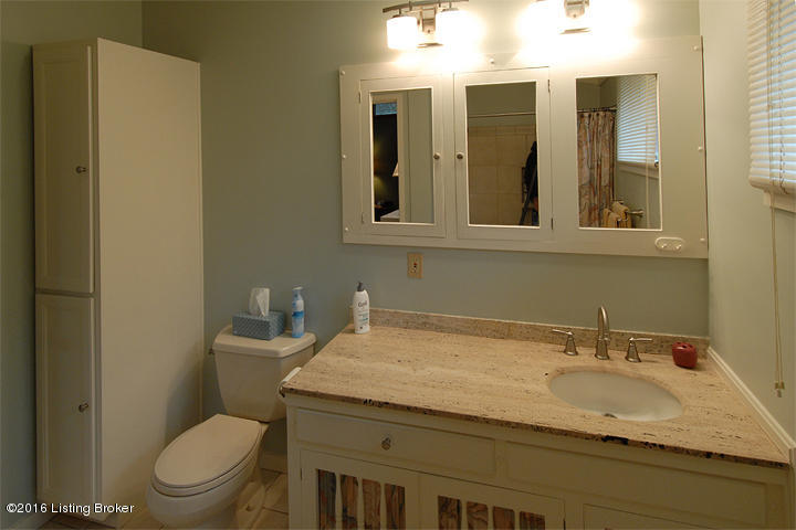 521 Ridgewood Road Louisville, KY 40207 - Photo 12 of 36 MasterBathB