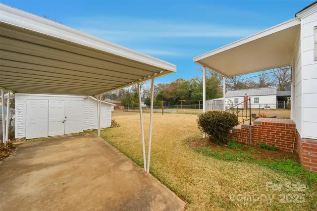 a view of a garage of the house