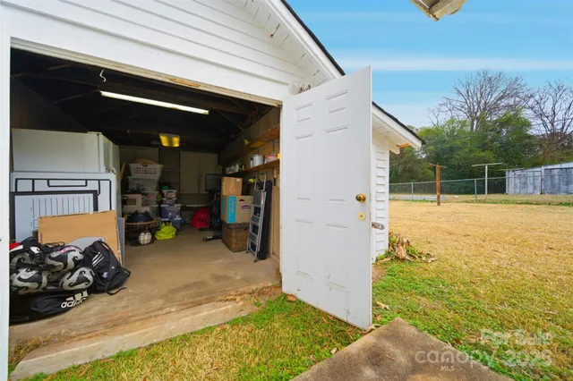 a view of residential houses with outdoor space