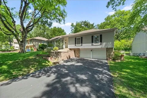 $375,000 | 9947 Ballentine Drive, Overland Park, KS 66214