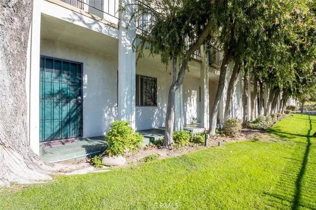 a view of a house with backyard and sitting area