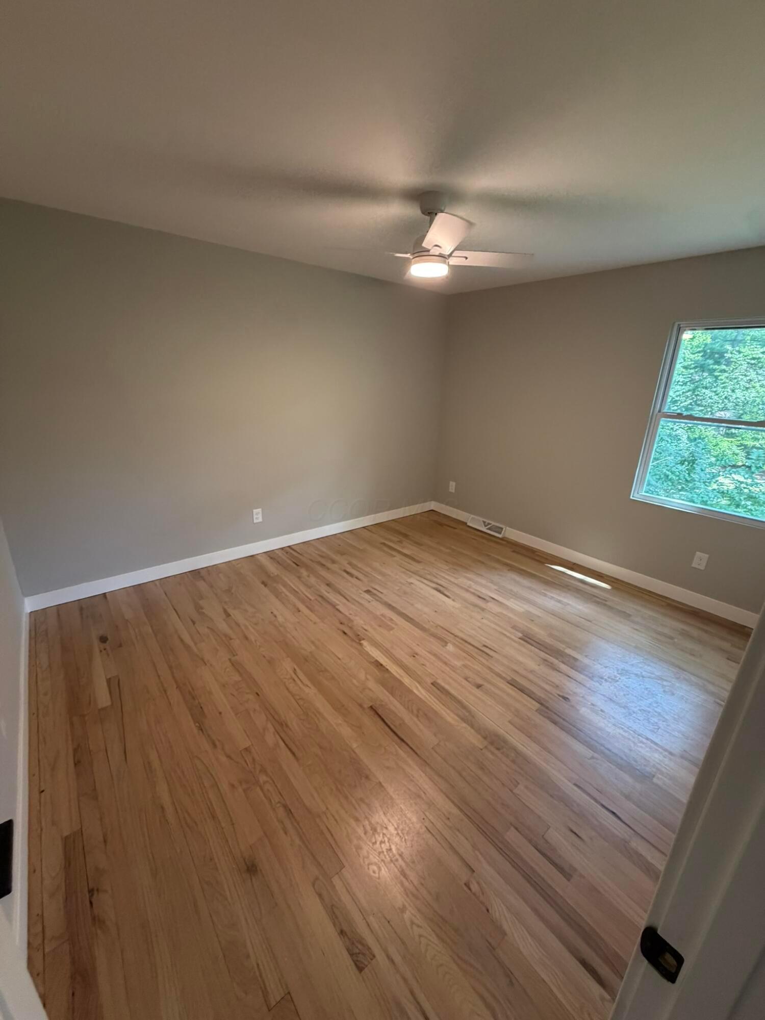 957 Old Farm Road Columbus, OH 43213 - Photo 31 of 35 Bedroom 3