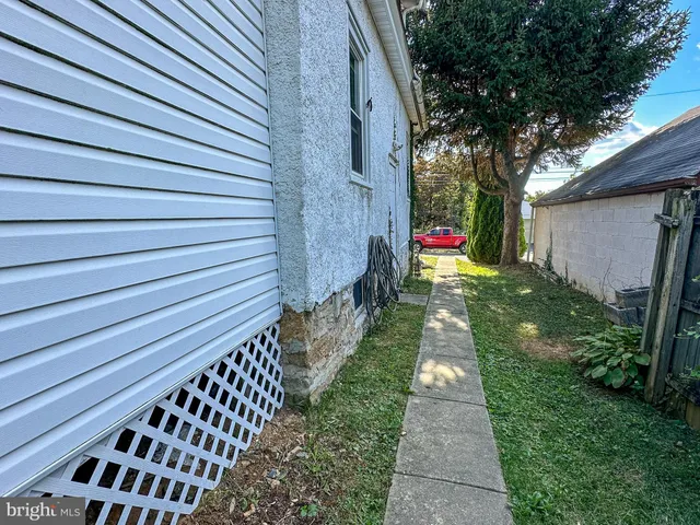 $2,100 | 521 Blythe Avenue, Drexel Hill, PA 19026