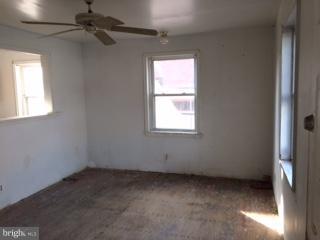 625 Delaware Avenue Baltimore, MD 21221 - Photo 4 of 6 an empty room with a window