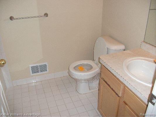 2714 Ravineside South Howell, MI 48843 - Photo 14 of 17 Bath.jpg