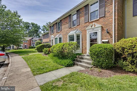 $699,999 | 226 Commons Drive Northwest, Vienna, VA 22180