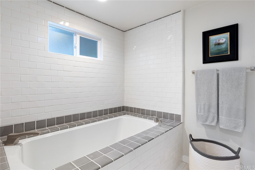 504 Avenida Largo Newport Beach, CA 92660 - Photo 10 of 36 a bathroom with a bathtub and a sink