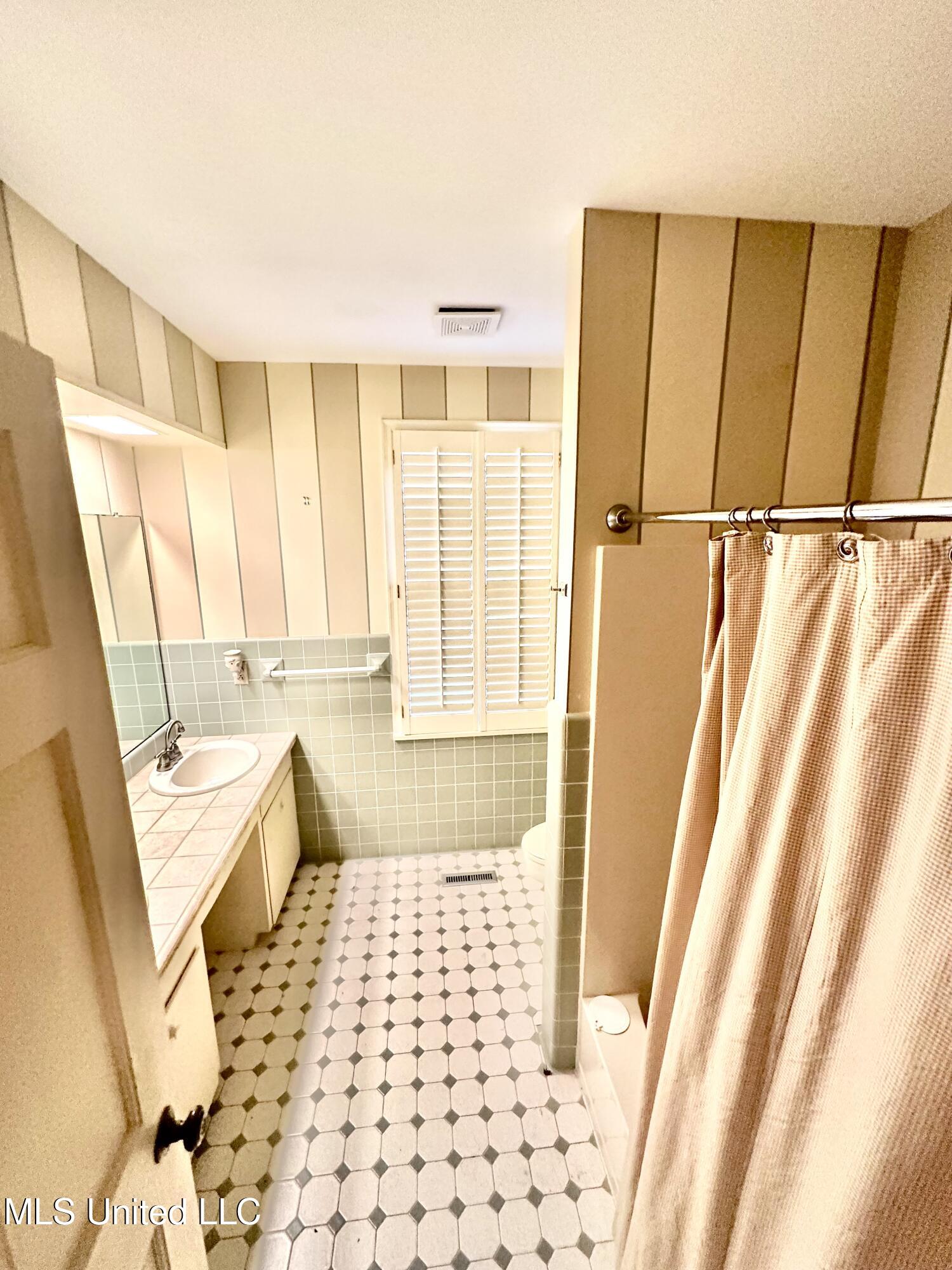 400 Charles Street Brookhaven, MS 39601 - Photo 27 of 49 Downstairs bath