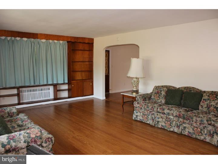 630 Cheswick Road Philadelphia, PA 19128 - Photo 5 of 25 Living Room