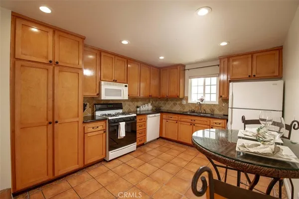 $3,150 | 7310 Balboa Boulevard, Unit F, Van Nuys, CA 91406