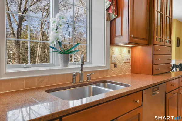 $989,000 | 9 White Oak Lane, Avon, CT 06001