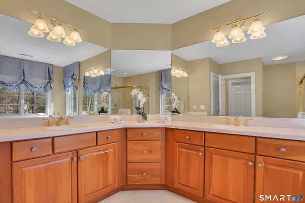 $989,000 | 9 White Oak Lane, Avon, CT 06001