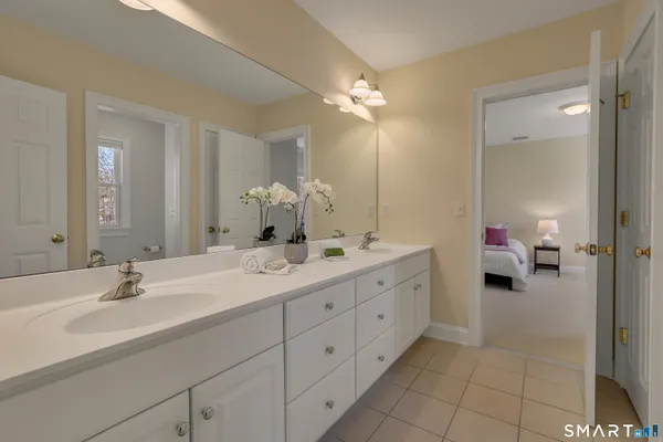 $989,000 | 9 White Oak Lane, Avon, CT 06001