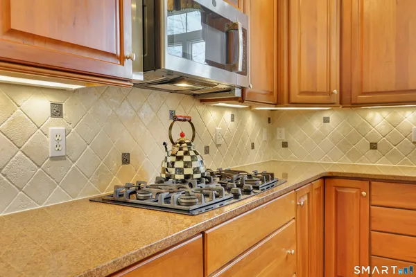 $989,000 | 9 White Oak Lane, Avon, CT 06001