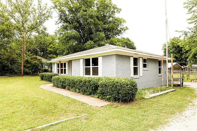 a view of a yard in front of house