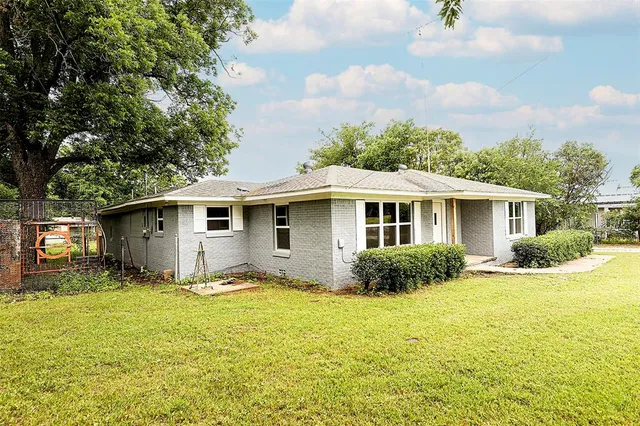 a view of a house with a yard