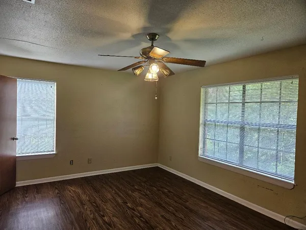 $1,450 | 16 North Ave A, Unit B, Elgin, TX 78621