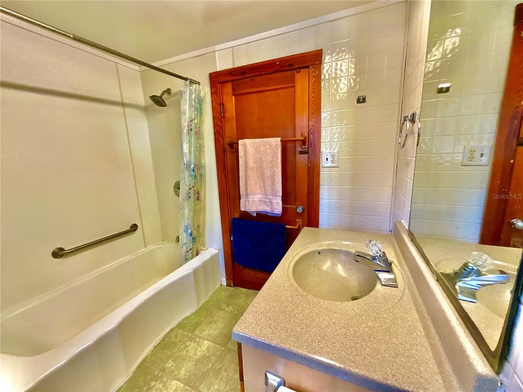 106 Sunny Side Beach Road Hawthorne, FL 32640 - Photo 24 of 54 a bathroom with a tub a sink and shower
