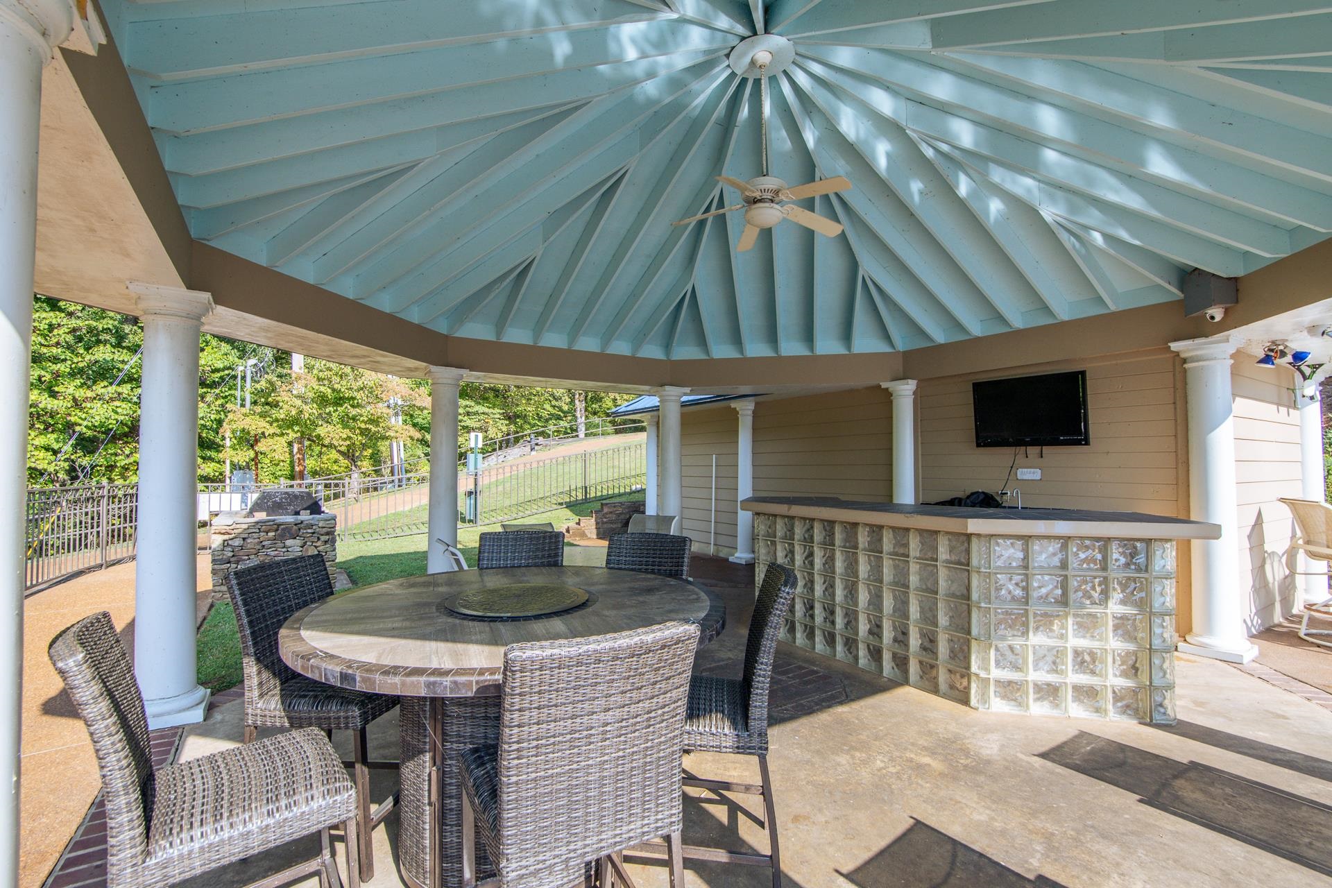 323 Cr 380 Road, Unit P604 Iuka, MS 38852 - Photo 29 of 38 a outdoor dining space with furniture and umbrella