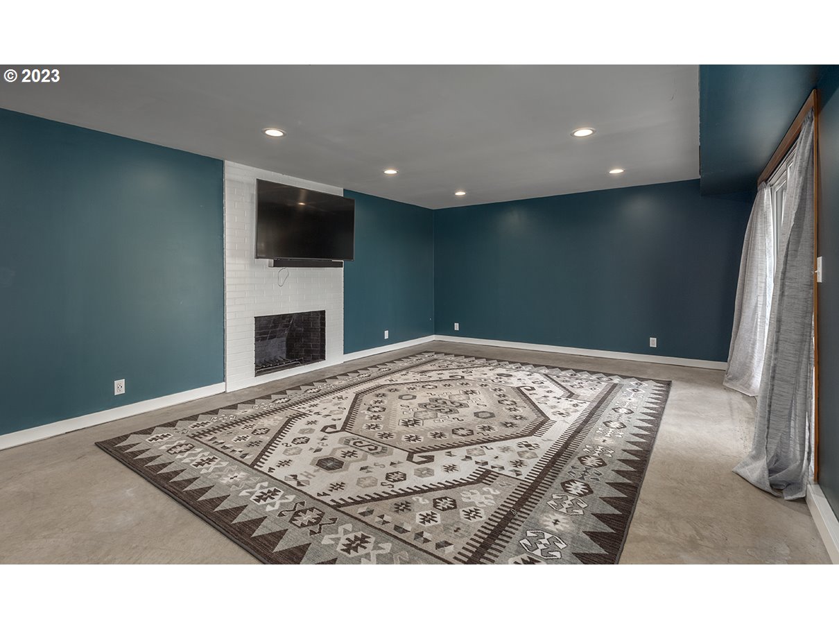 33056 Northwest Sandberg Road Scappoose, OR 97056 - Photo 16 of 34 Family Room