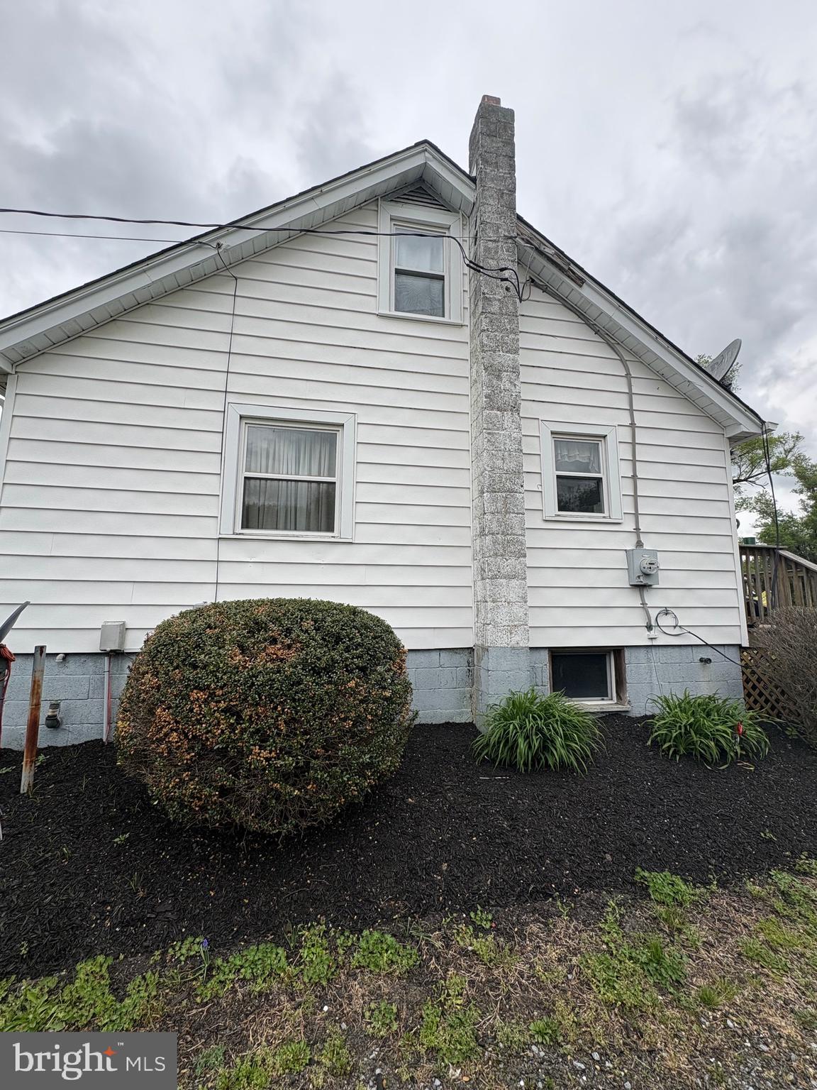 492 Highway 40 Elmer, NJ 08318 - Photo 3 of 30 a front view of a house with garden