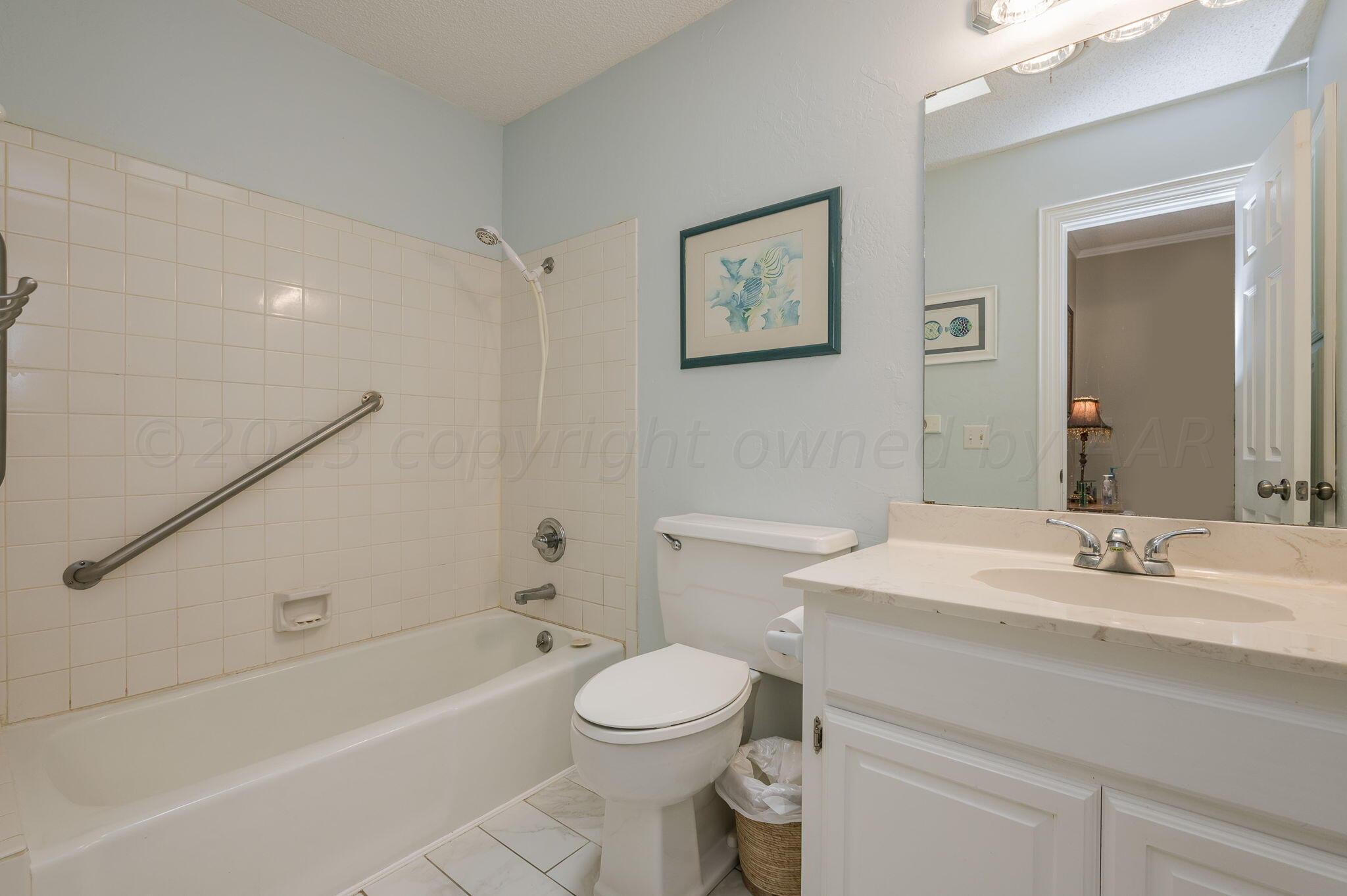 6112 Belpree Road Amarillo, TX 79106 - Photo 15 of 20 Hall Bathroom