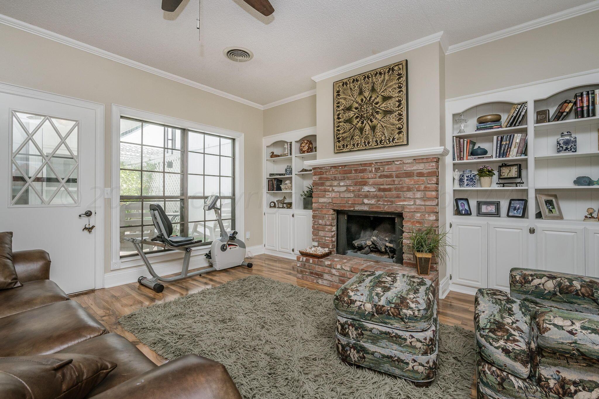 6112 Belpree Road Amarillo, TX 79106 - Photo 3 of 20 Living Room
