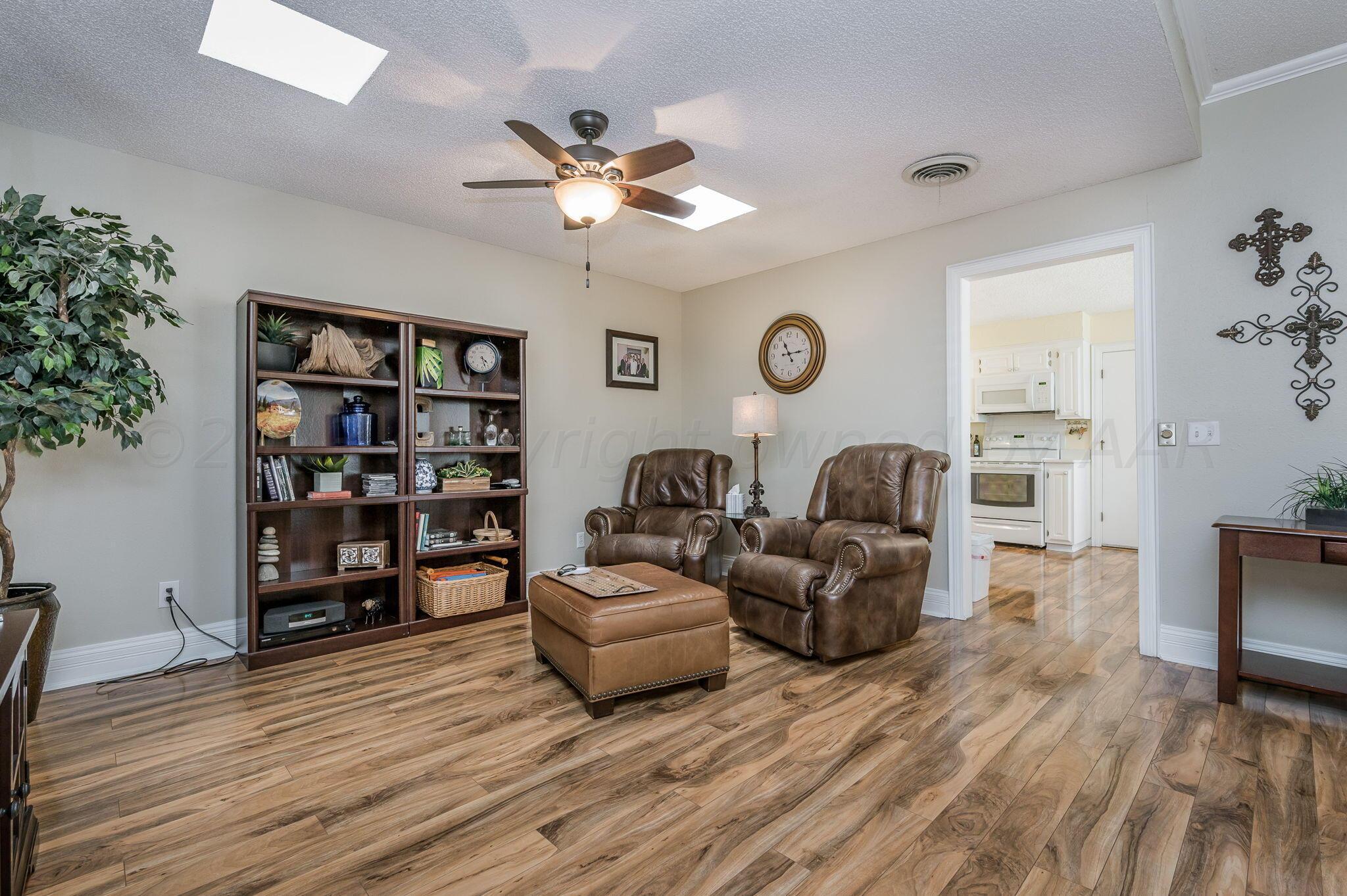 6112 Belpree Road Amarillo, TX 79106 - Photo 5 of 20 Living Room-3