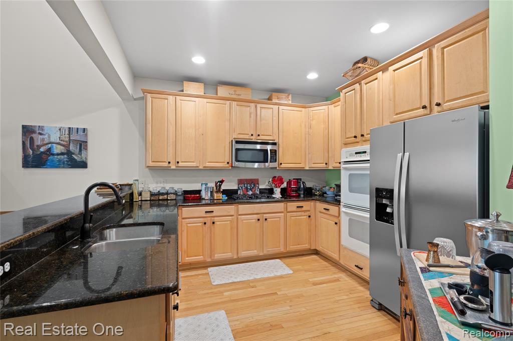 731 East Bluff Court Rochester Hills, MI 48306 - Photo 8 of 39