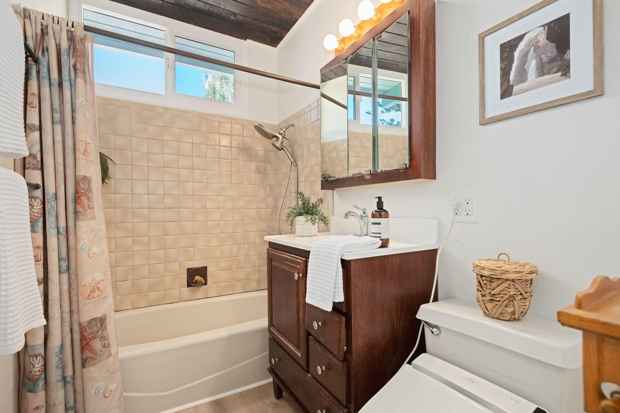 122 Kinman Avenue Goleta, CA 93117 - Photo 18 of 20 a bathroom with a sink and a bathtub