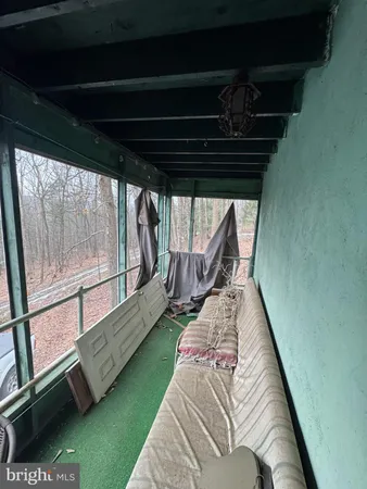 a view of entryway with garden