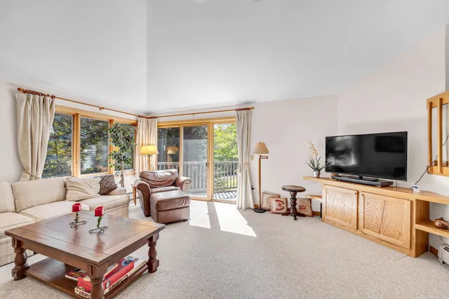 $992,000 | 33 Carinthia Road, West Dover, VT 05356