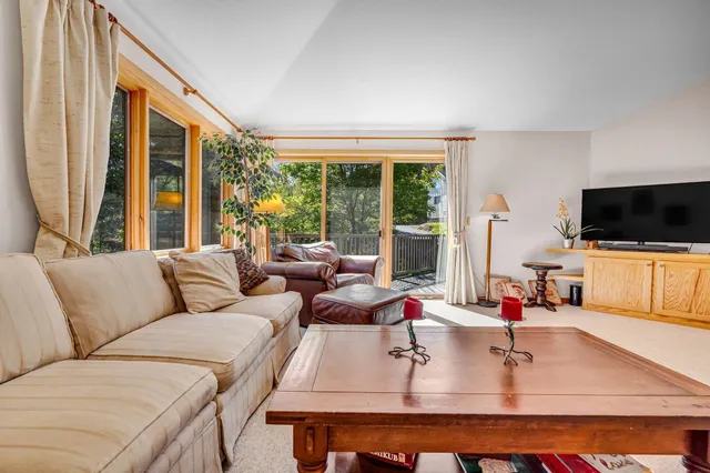 $992,000 | 33 Carinthia Road, West Dover, VT 05356